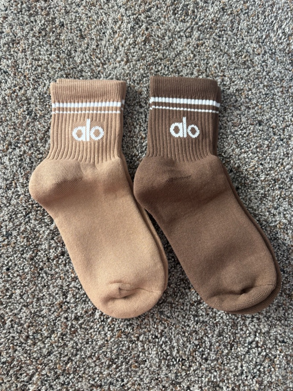 2 pair half crew throwback Alo yoga unisex tan espresso socks